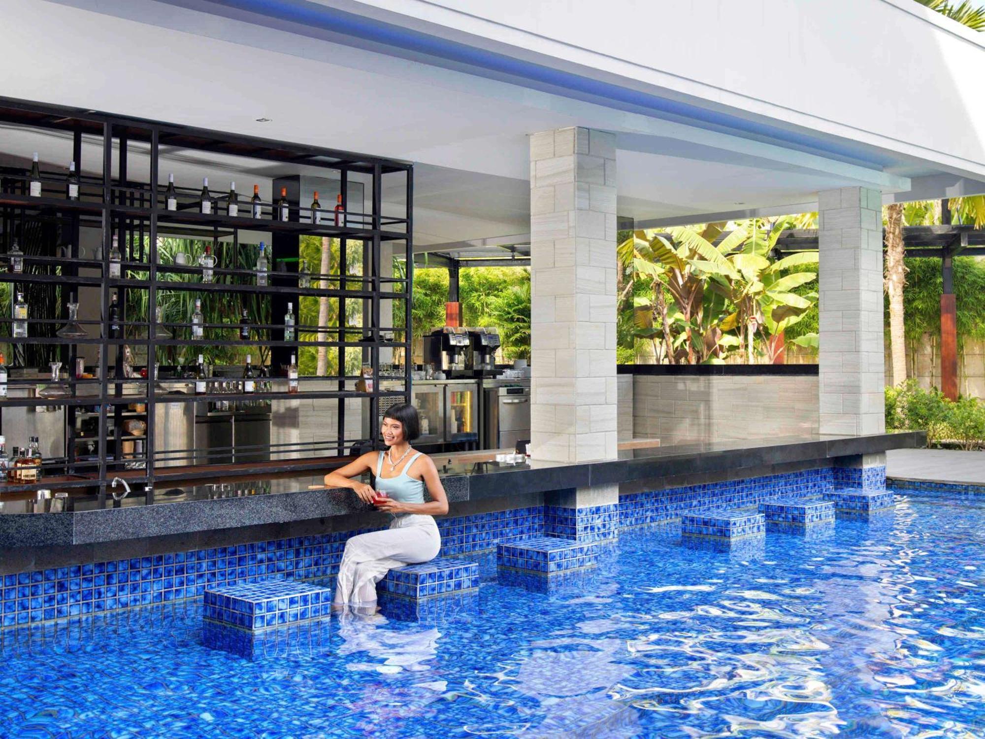 Grand Mercure Bali Seminyak Exterior photo The pool bar at the resort